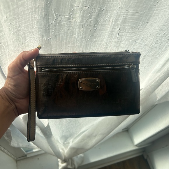 Michael Kors metallic wristlet - Picture 2 of 6